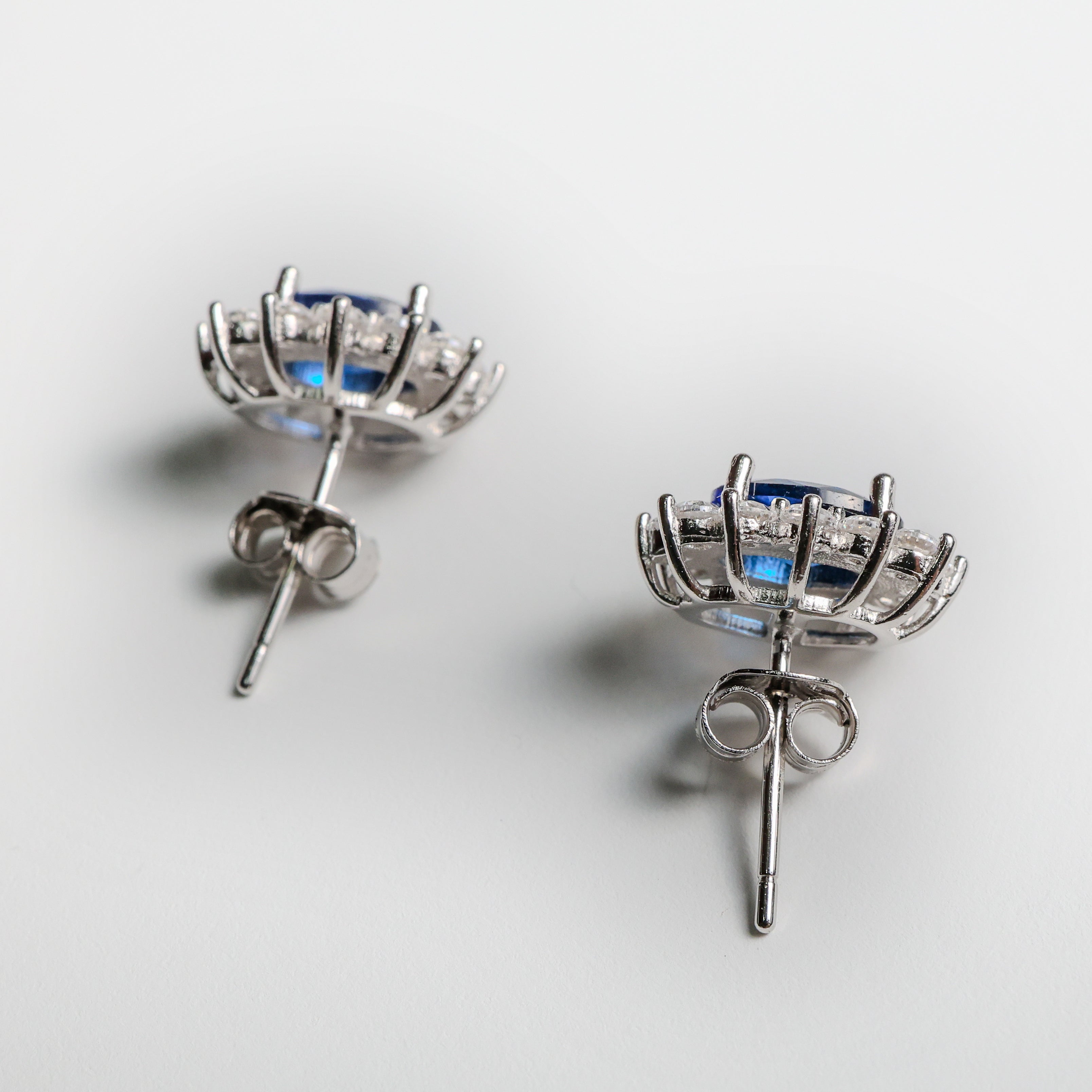 Orecchini in argento, zaffiro blu e diamanti