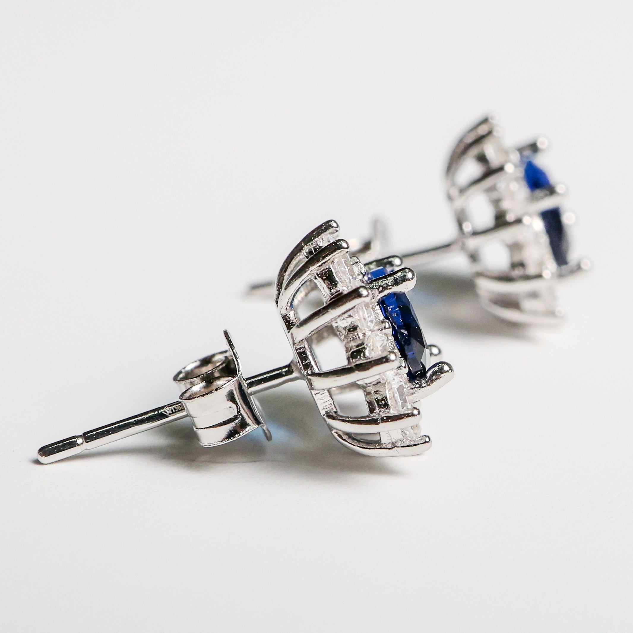 Orecchini in argento, zaffiro blu e diamanti