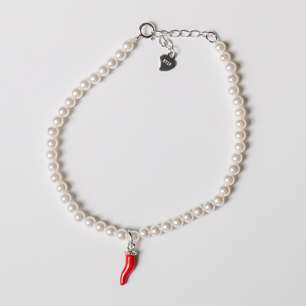 Bracciale in argento con perle e corno rosso