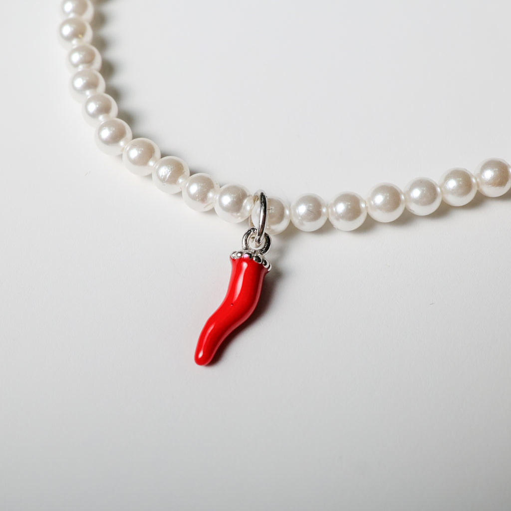Bracciale in argento con perle e corno rosso