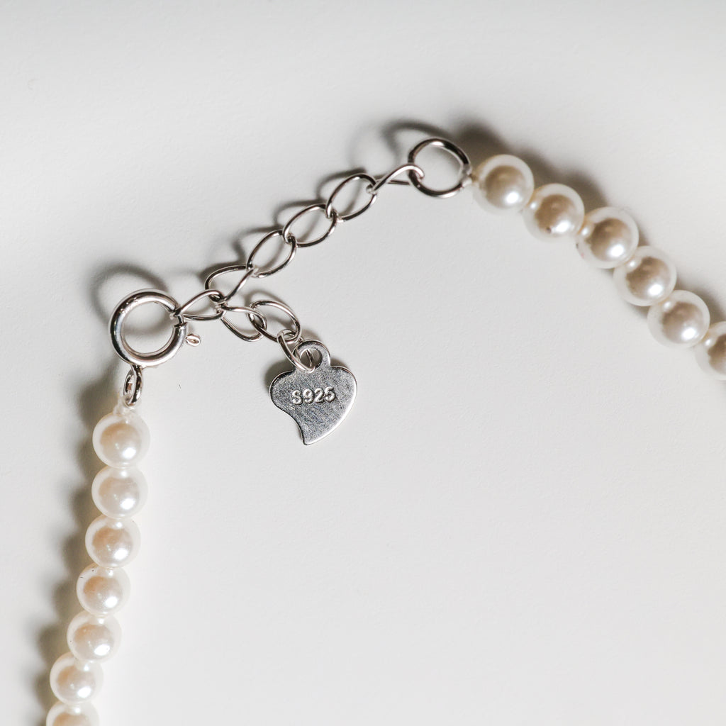 Bracciale in argento con perle e corno rosso