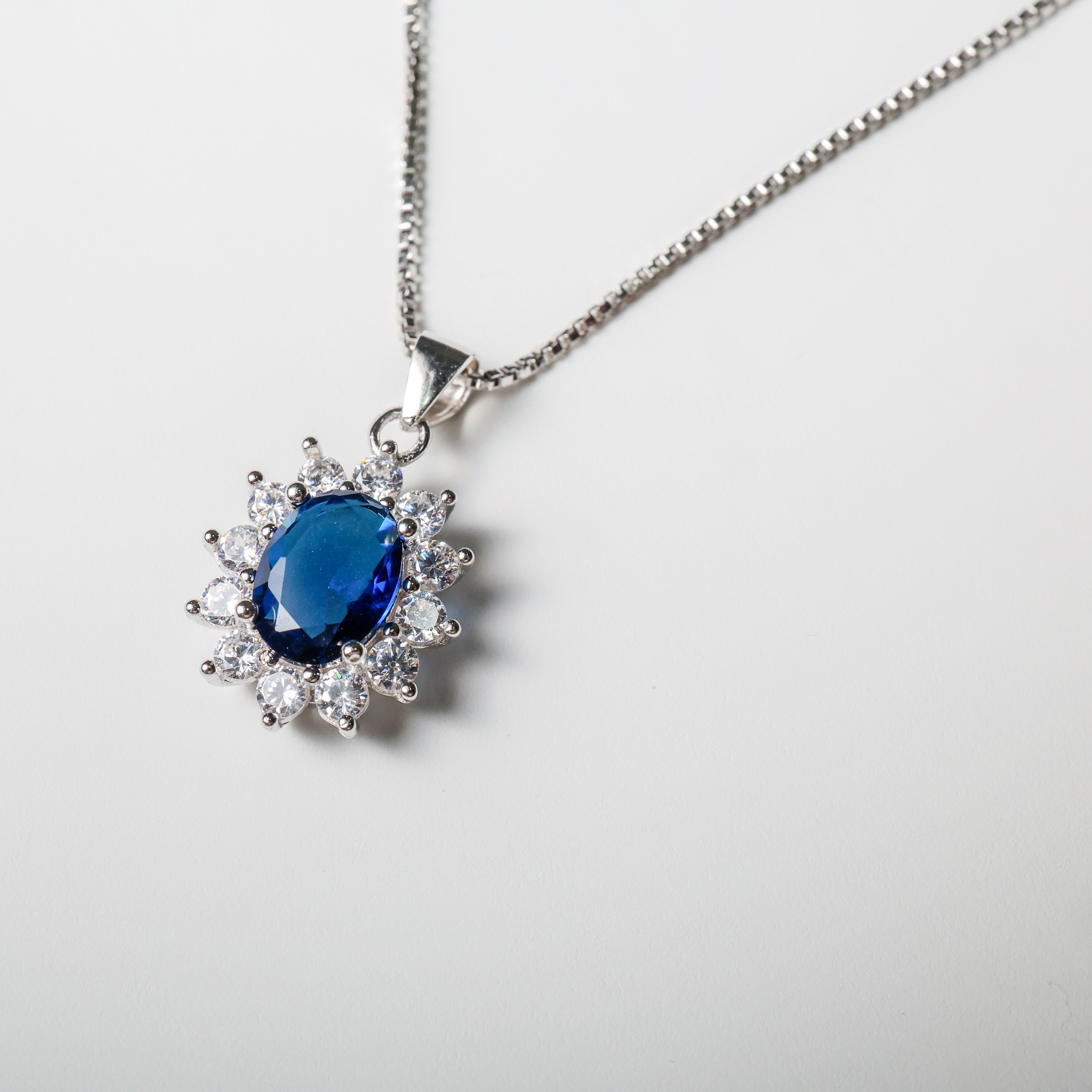 Collana completa con ciondolo zaffiro blu