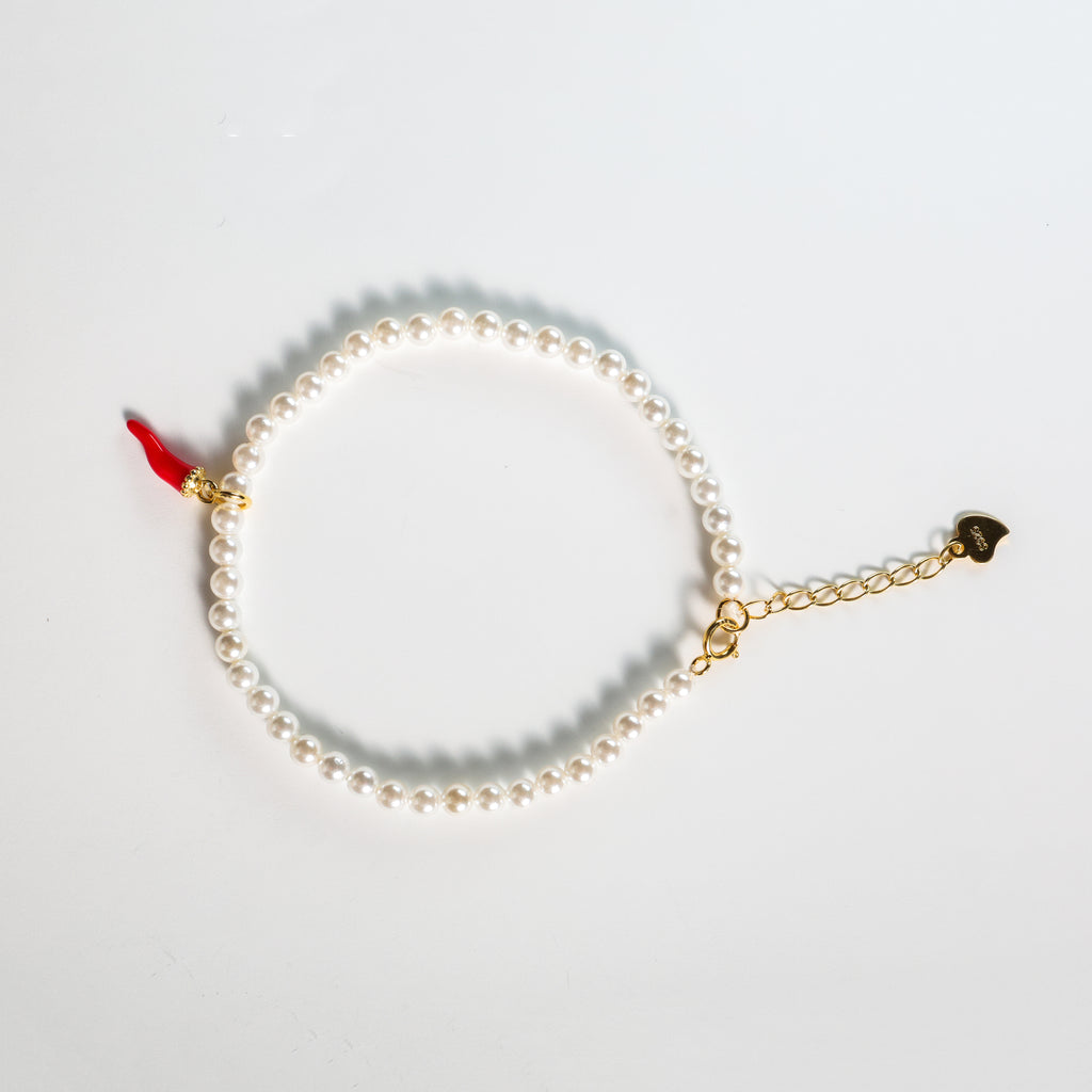 Bracciale in argento e perle bianche con corno