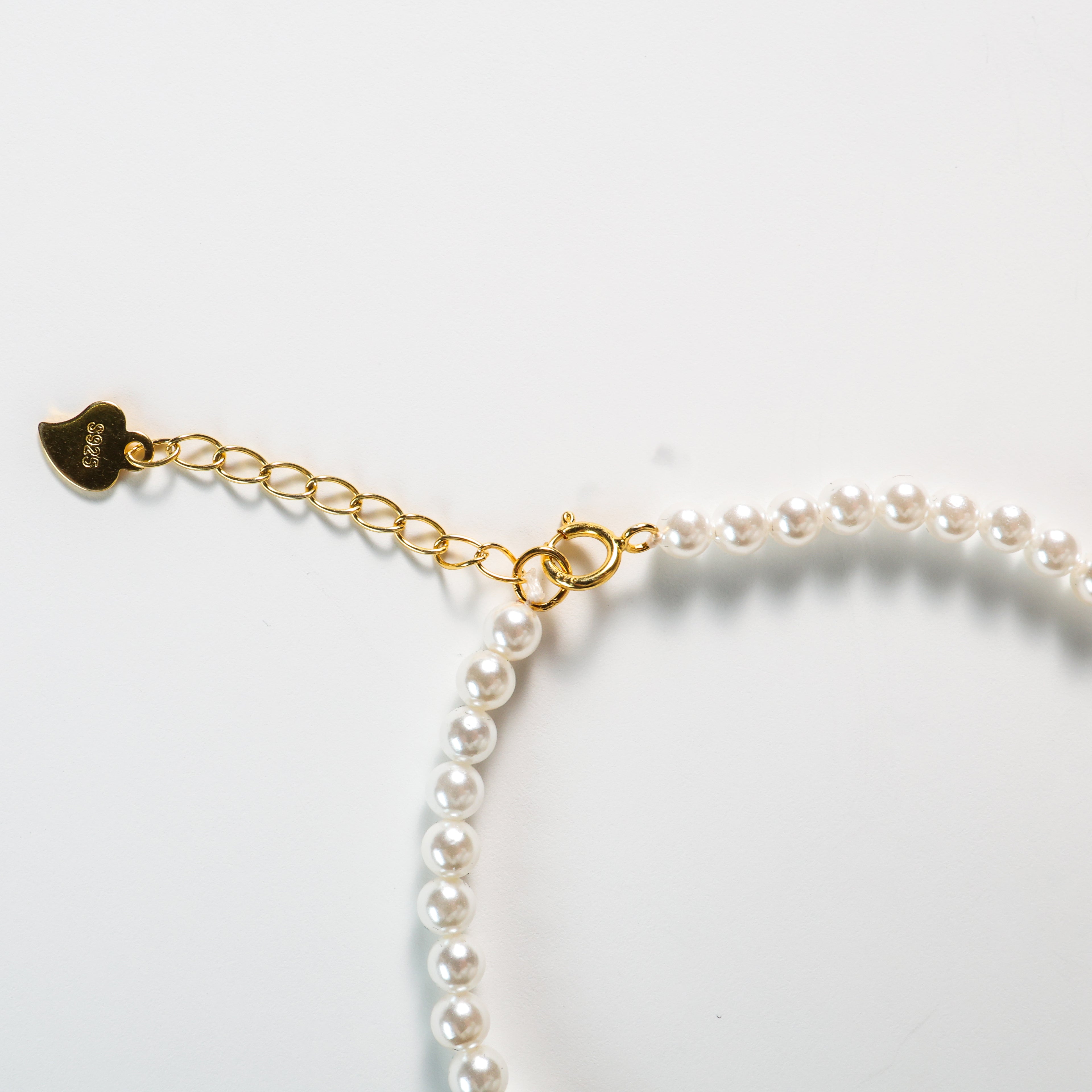 Bracciale in argento e perle bianche con corno