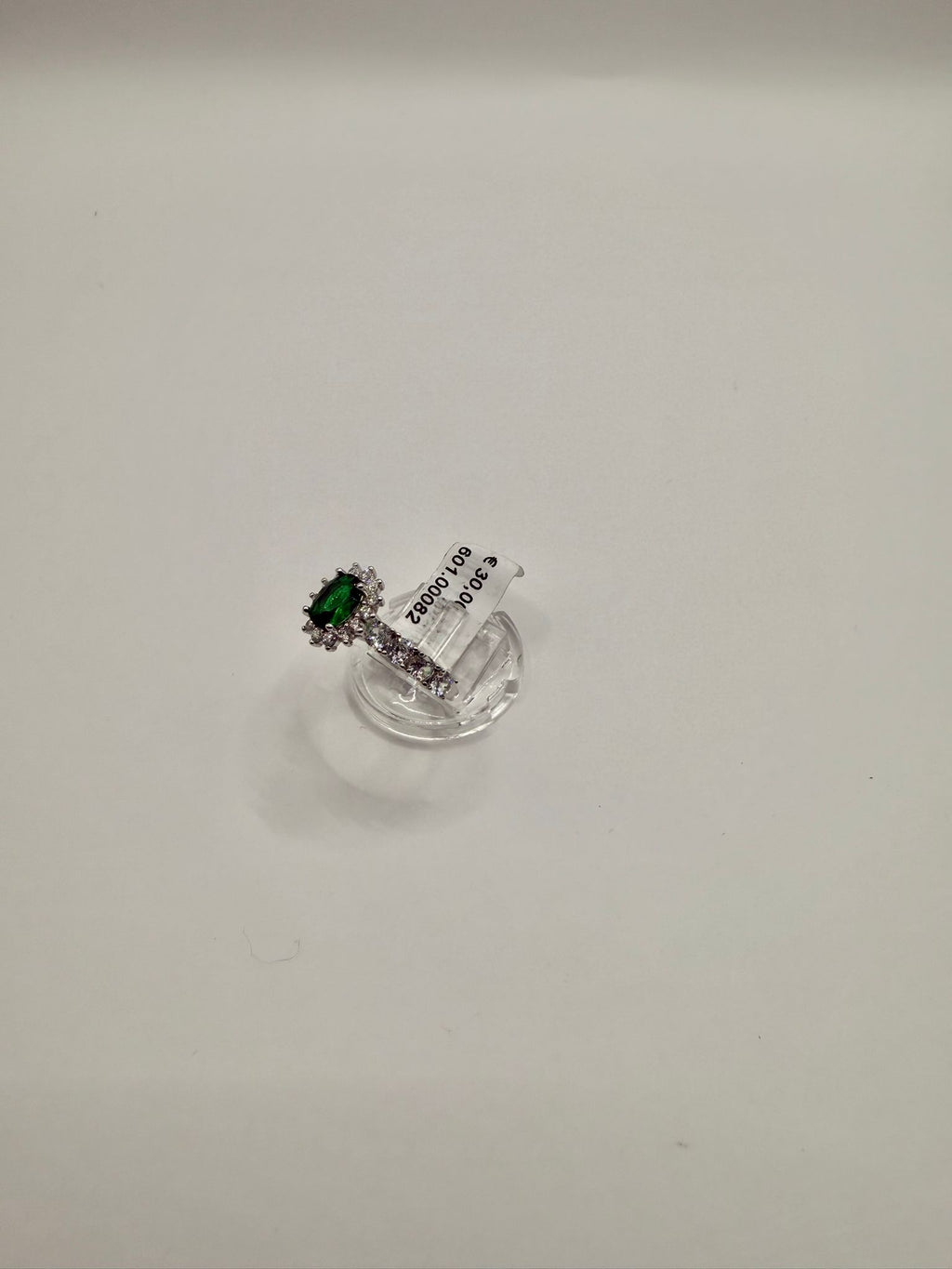 Anello ovale con smeraldo verde e zirconi