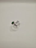 Anello ovale con smeraldo verde e zirconi