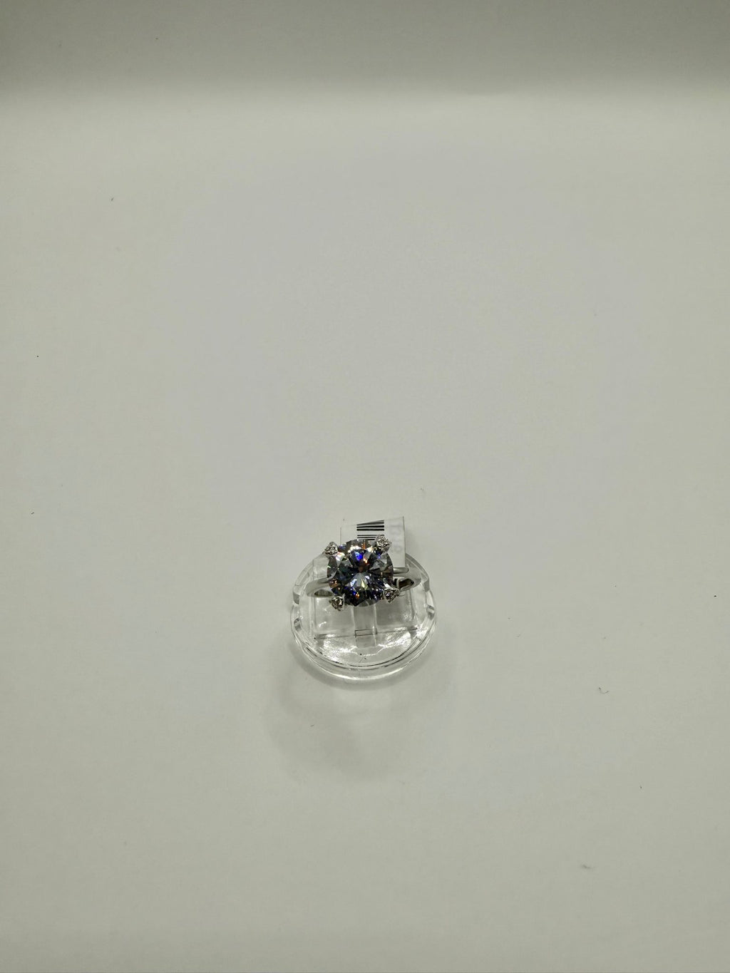 Solitario con pietra bianca e montatura lavorata in argento 925