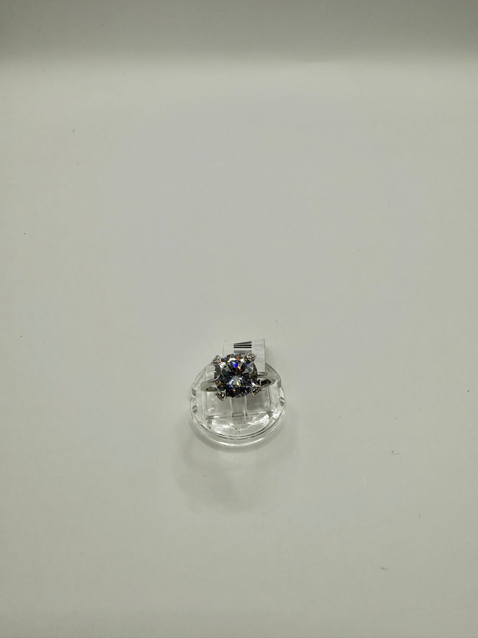 Solitario con pietra bianca e montatura lavorata in argento 925