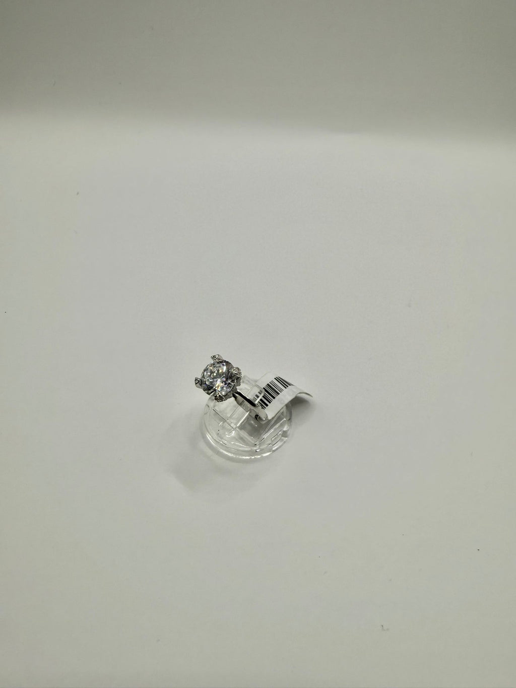 Solitario con pietra bianca e montatura lavorata in argento 925