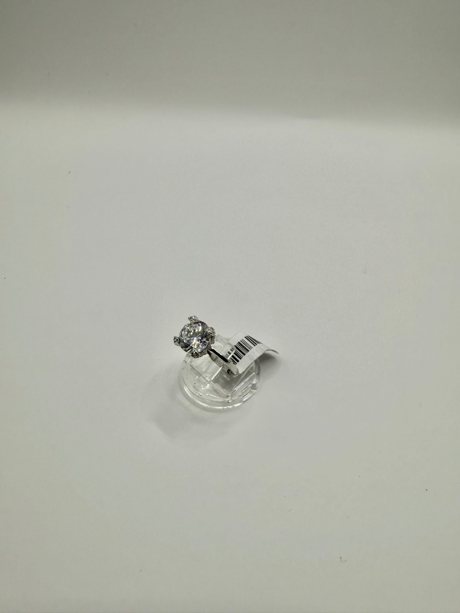 Solitario con pietra bianca e montatura lavorata in argento 925