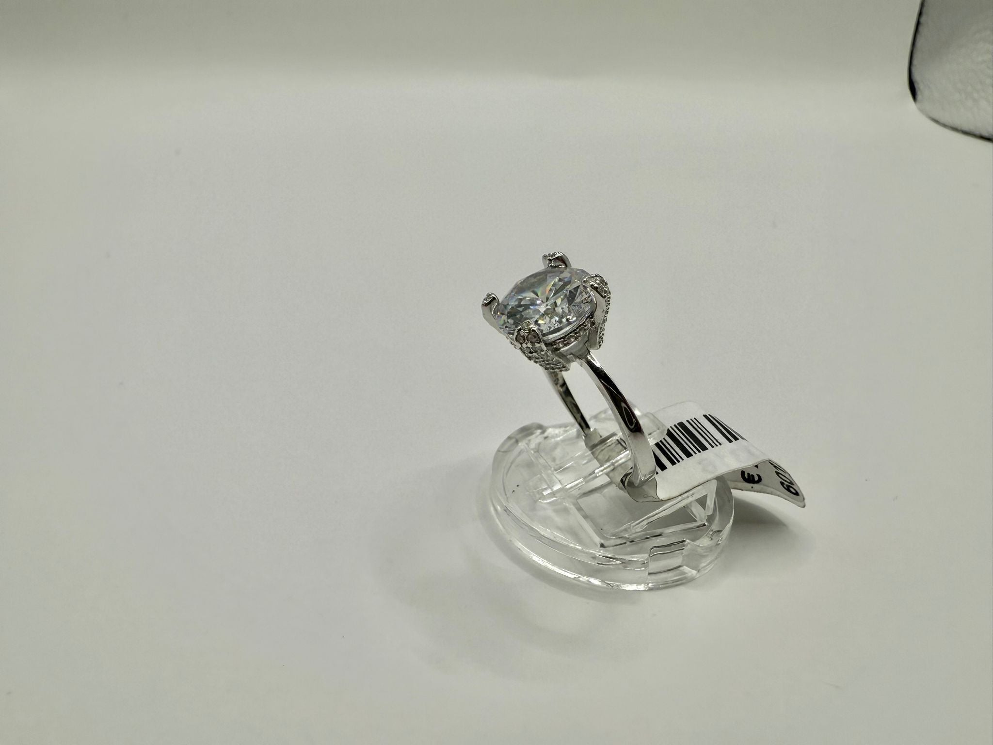Solitario con pietra bianca e montatura lavorata in argento 925