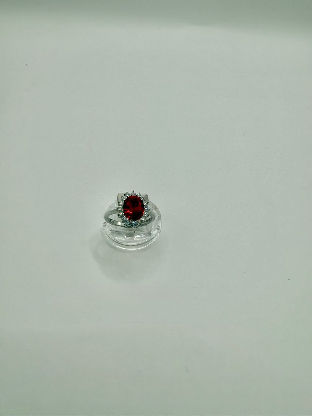 Anello con rubino rosso e zirconi in argento 925