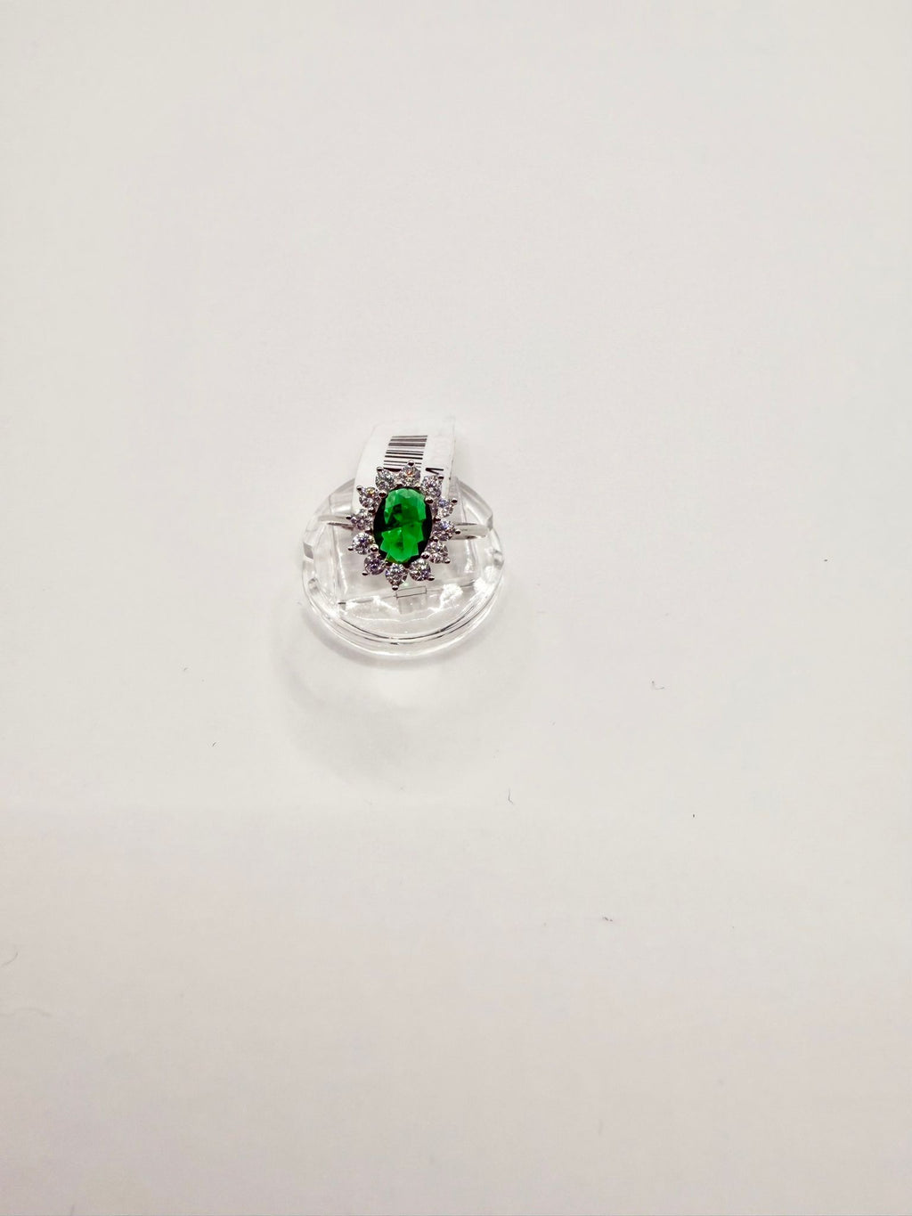 Anello con smeraldo verde ovale e zirconi in argento 925