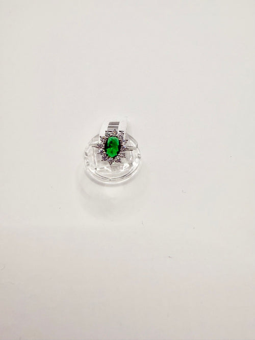Anello con smeraldo verde ovale e zirconi in argento 925