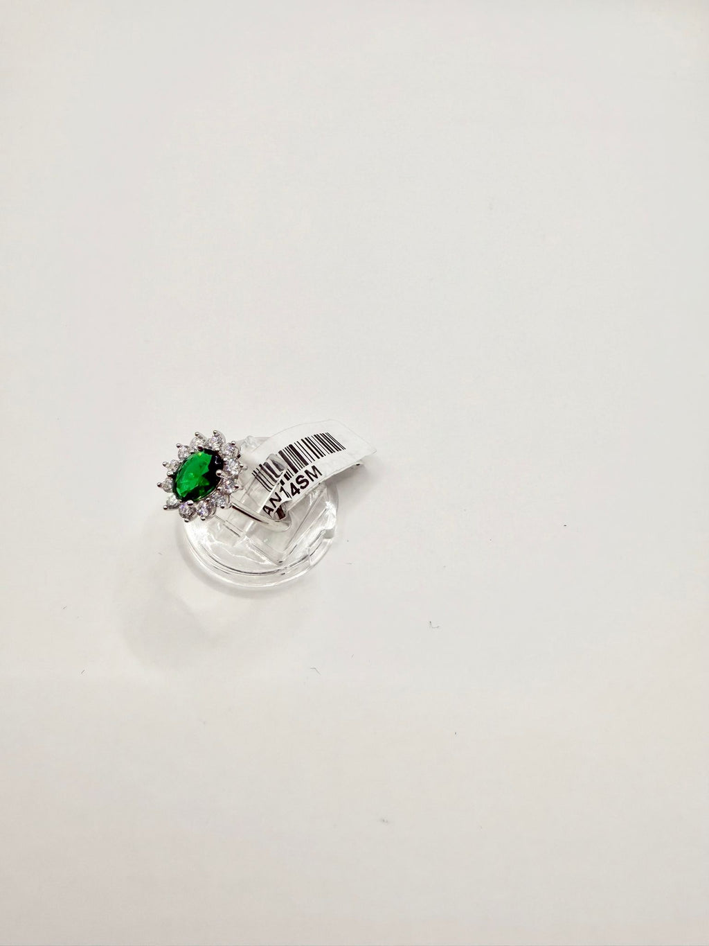 Anello con smeraldo verde ovale e zirconi in argento 925