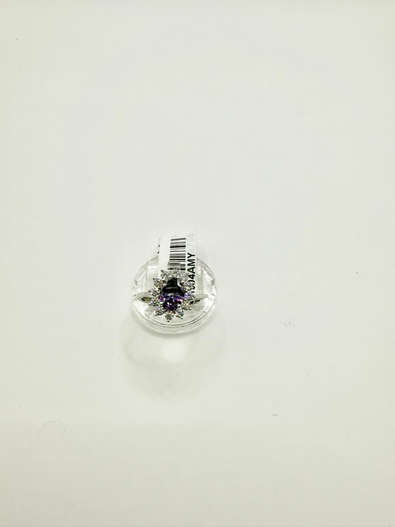 Anello con pietra ovale viola e zirconi bianchi in argento 925