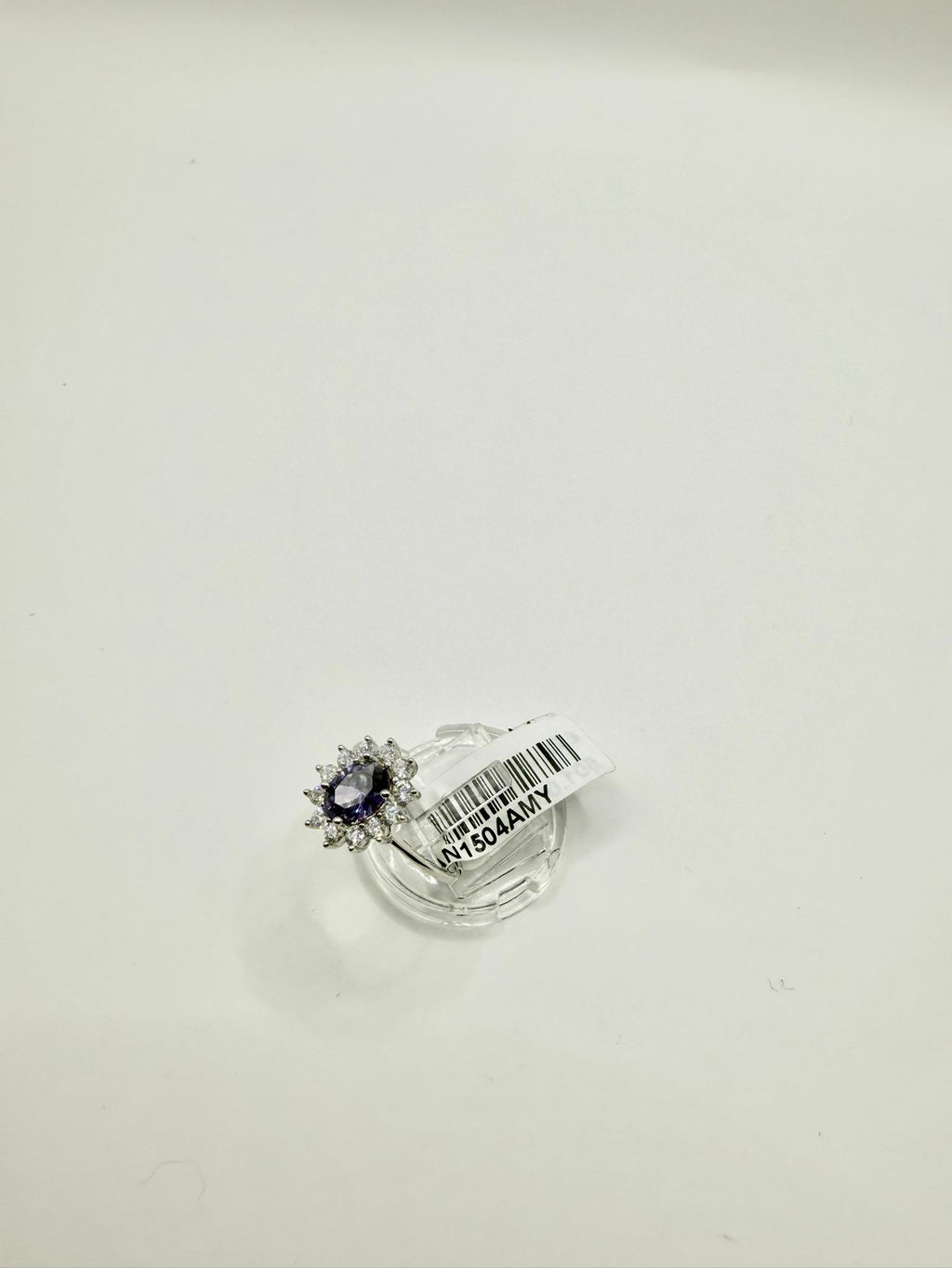 Anello con pietra ovale viola e zirconi bianchi in argento 925