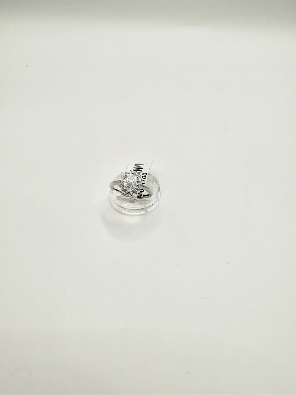 Anello con pietra bianca e zirconi in argento 925