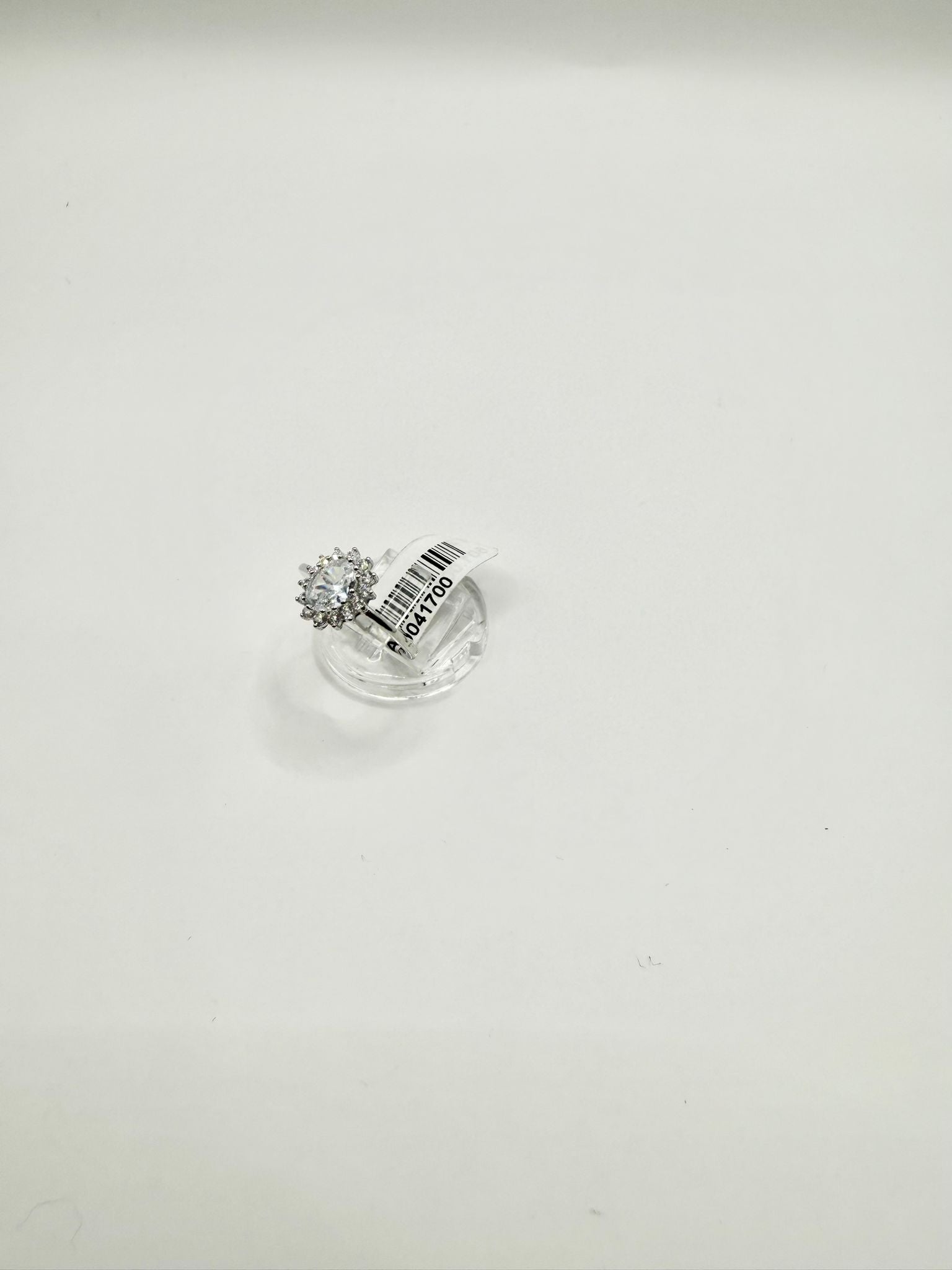 Anello con pietra bianca e zirconi in argento 925