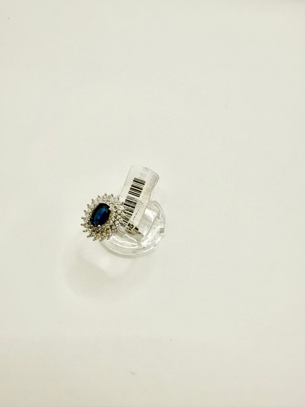 Anello con zaffiro blu e zirconi