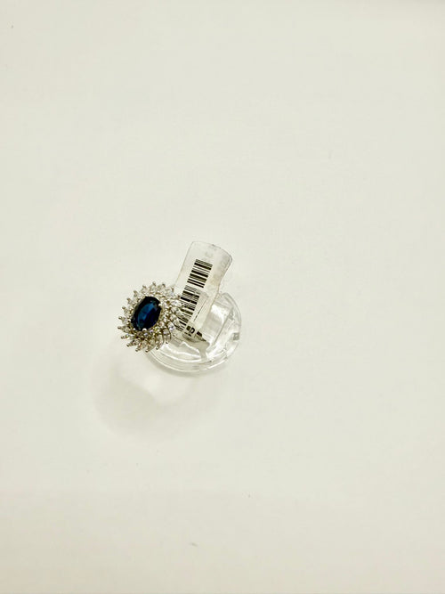 Anello con zaffiro blu e zirconi