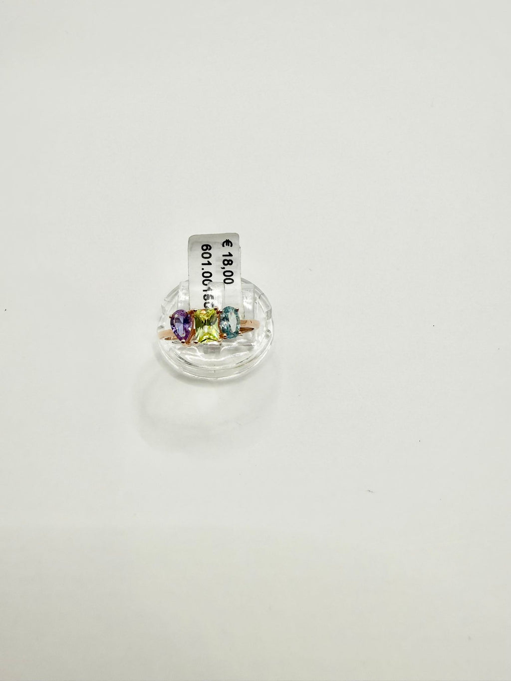 Anello con montatura color roro e pietre multicolor