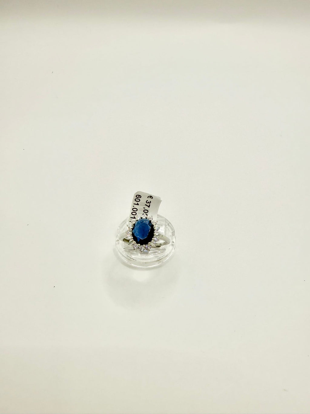 Anello con zaffiro blu e zirconi in argento 925