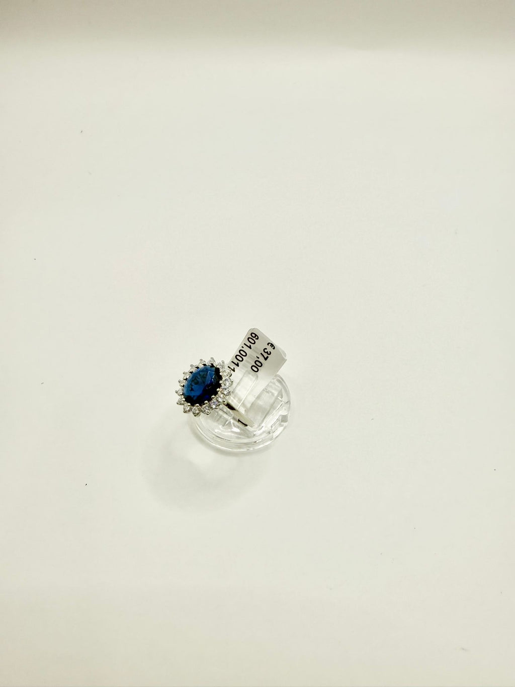 Anello con zaffiro blu e zirconi in argento 925