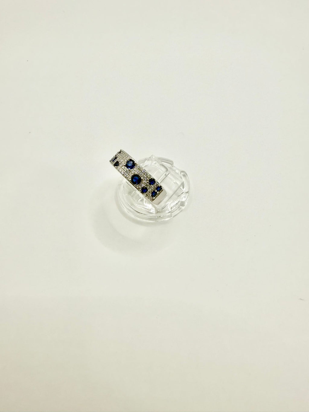 Anello a fascia con zaffiro blu e zirconi in argento 925