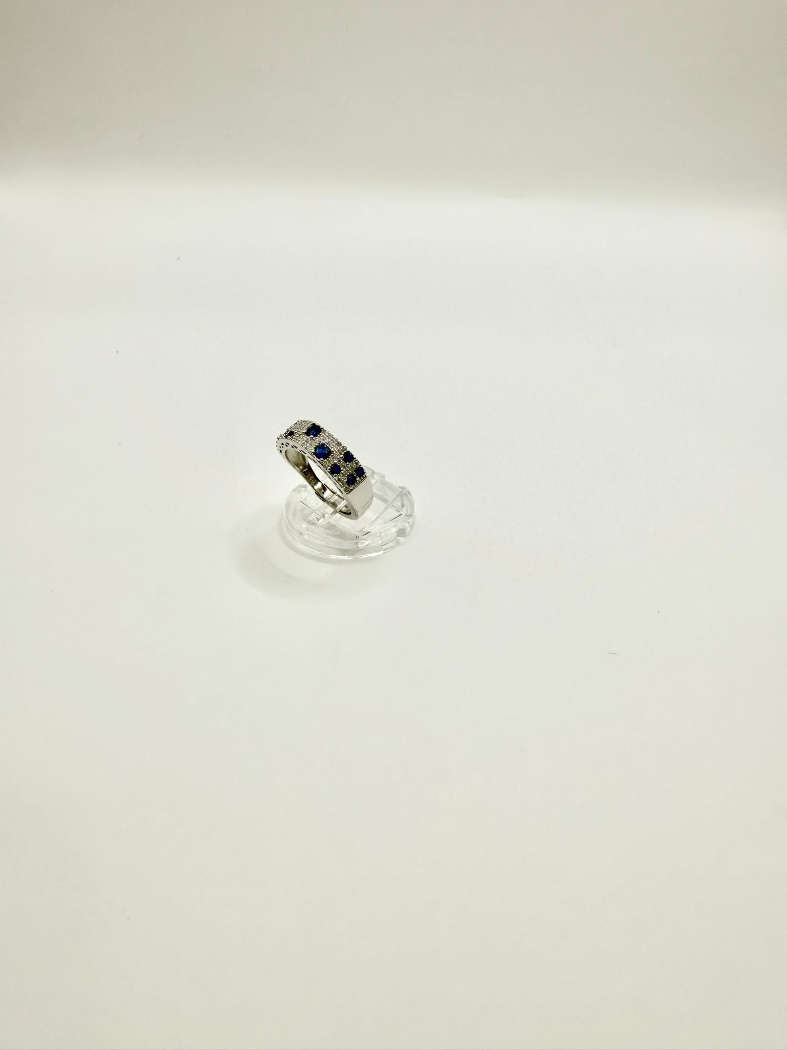 Anello a fascia con zaffiro blu e zirconi in argento 925