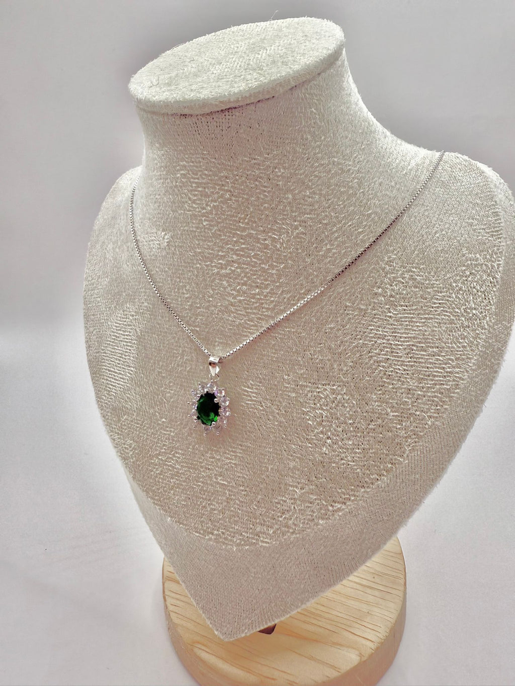 Collana completa con ciondolo smeraldo verde e zirconi