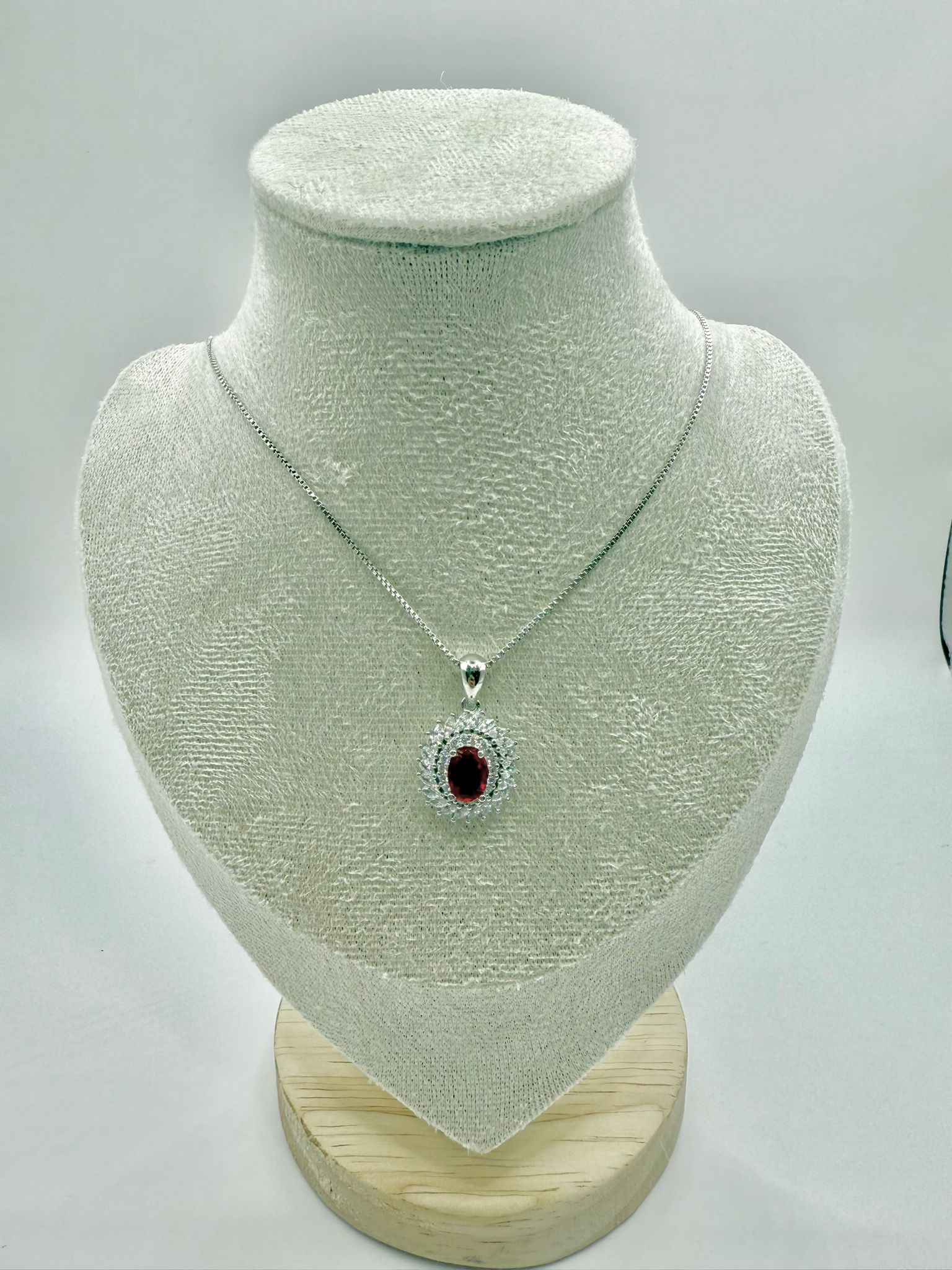Collana con ciondolo lavorato rubino rosso e zirconi in argento 925