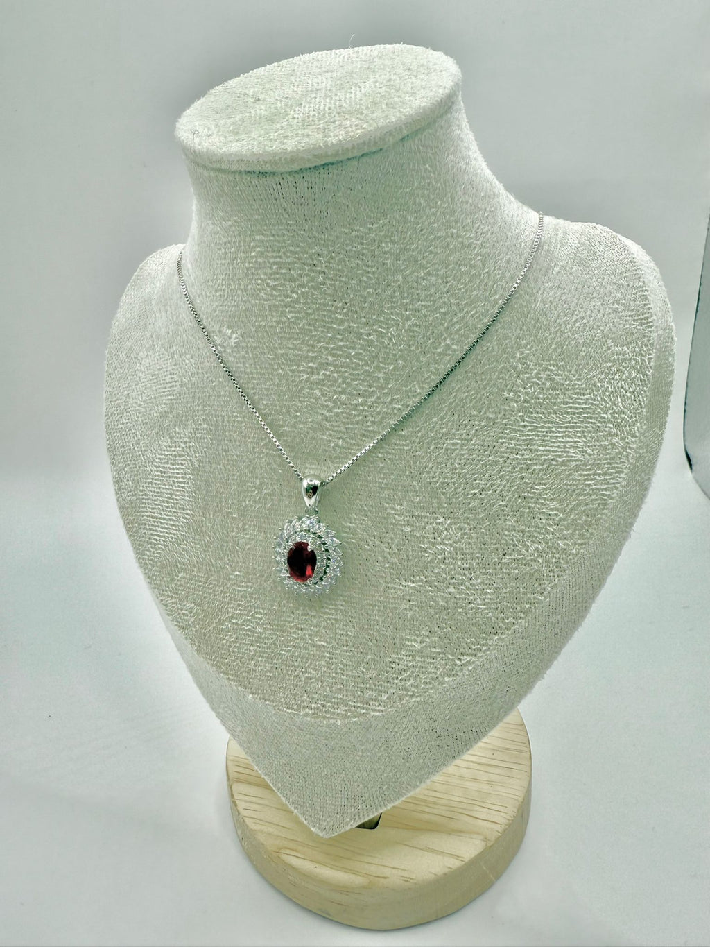 Collana con ciondolo lavorato rubino rosso e zirconi in argento 925