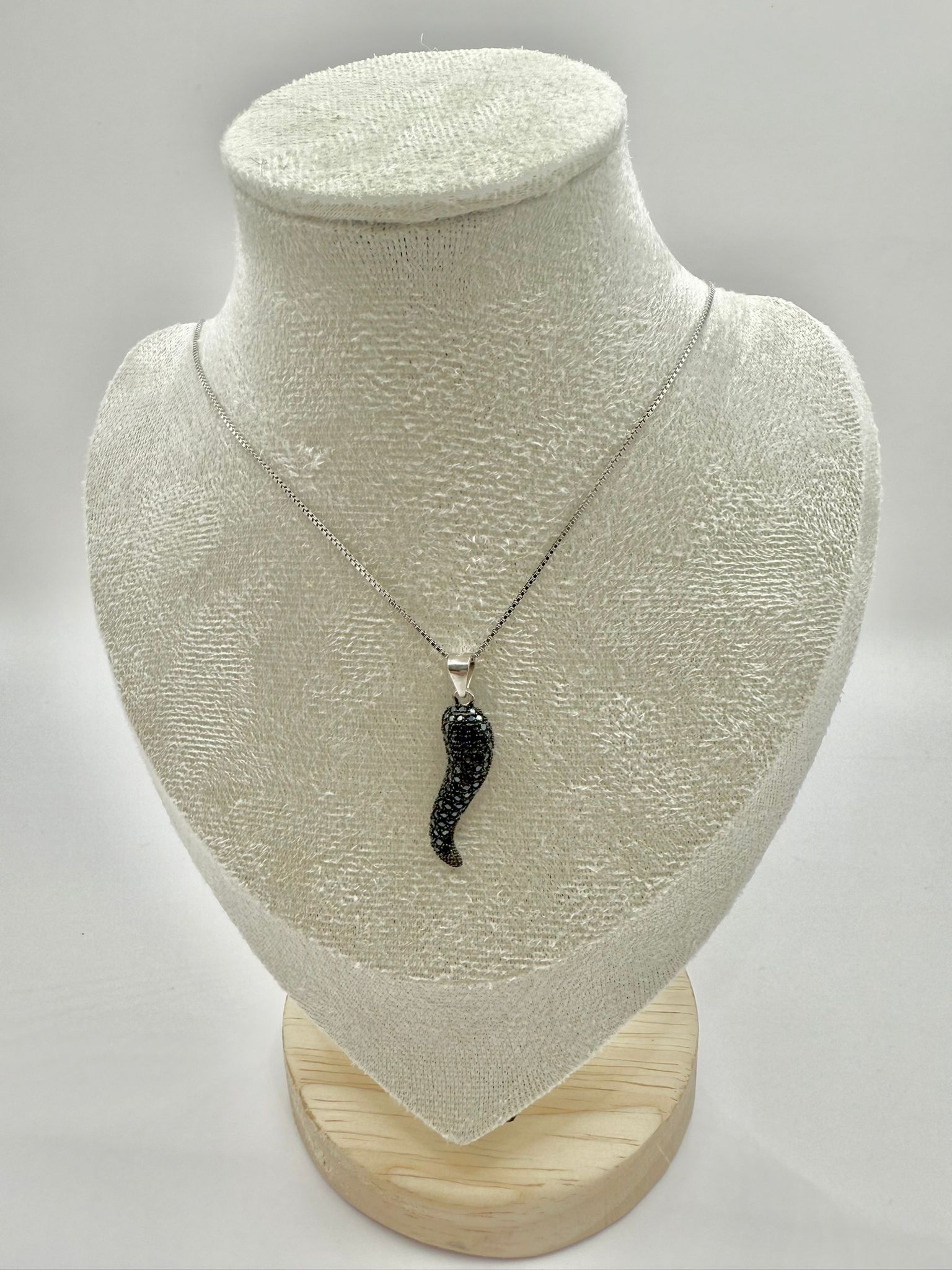 Collana completa con corno nero e brillantini neri in argento 925