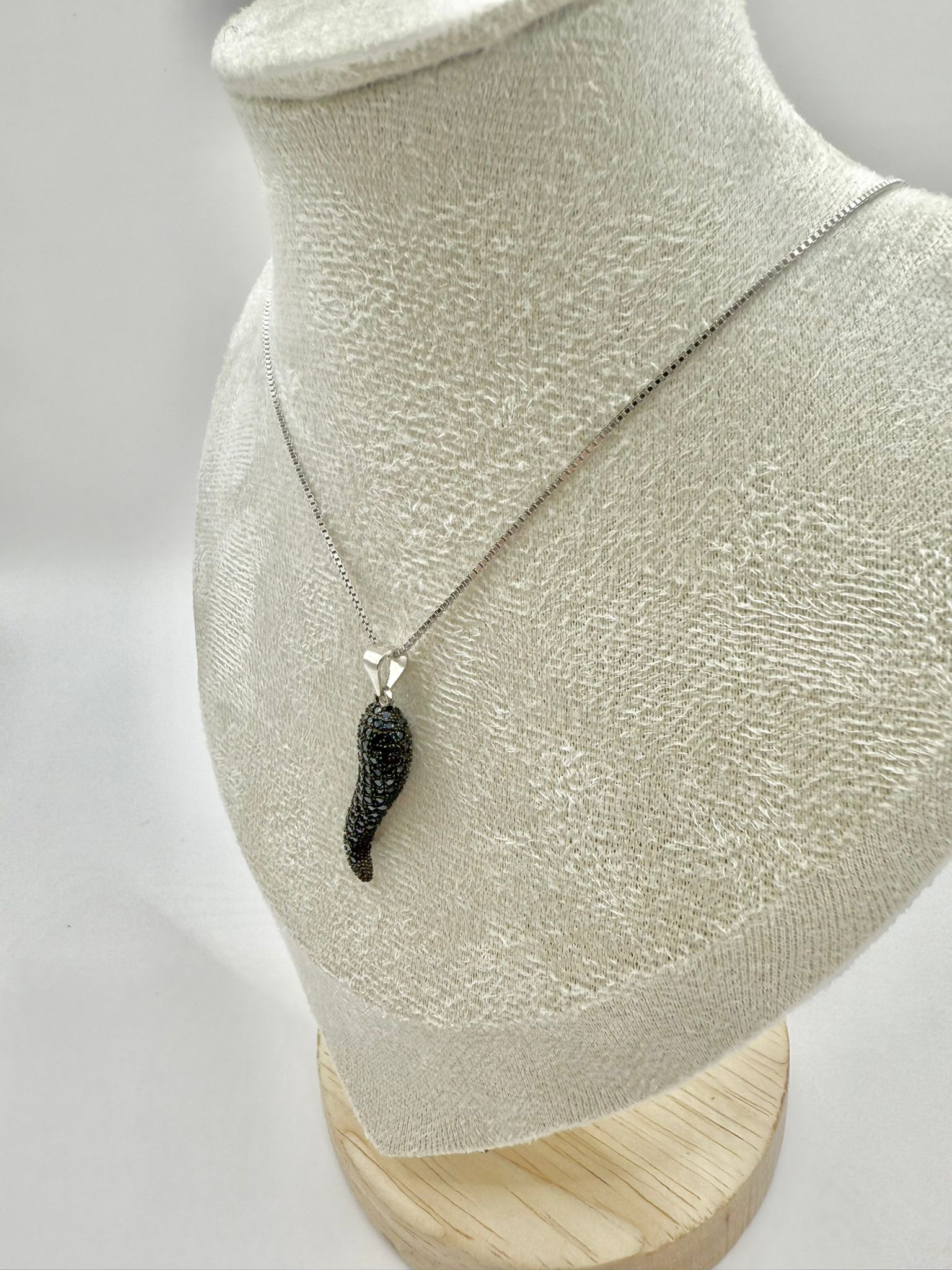 Collana completa con corno nero e brillantini neri in argento 925