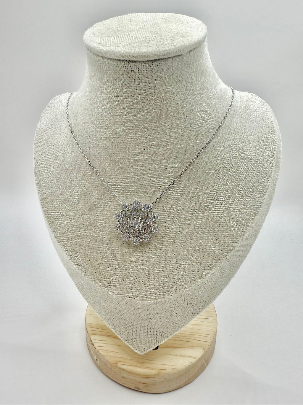 Collana fiore lavorato con zirconi in argento 925