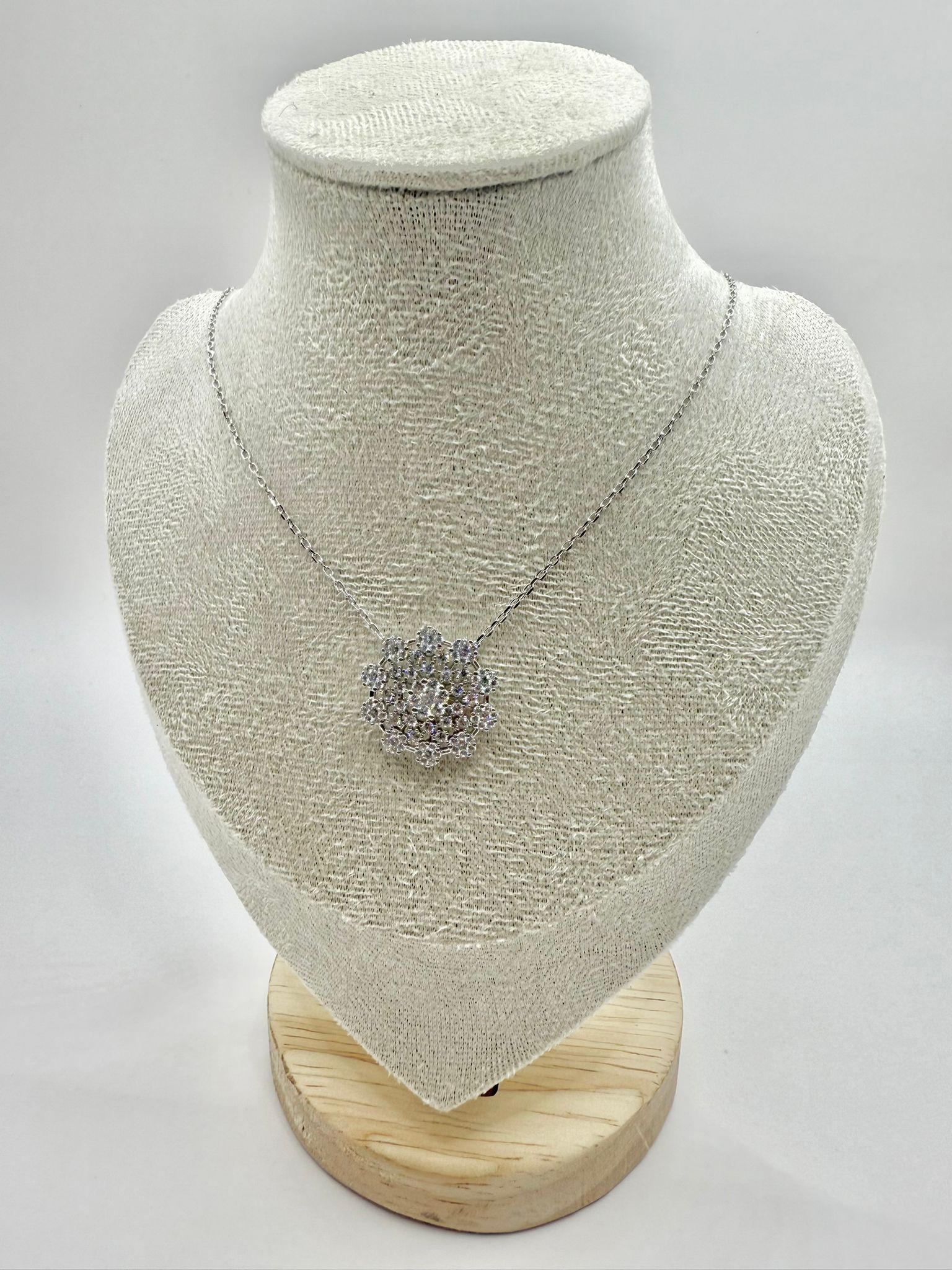 Collana fiore lavorato con zirconi in argento 925