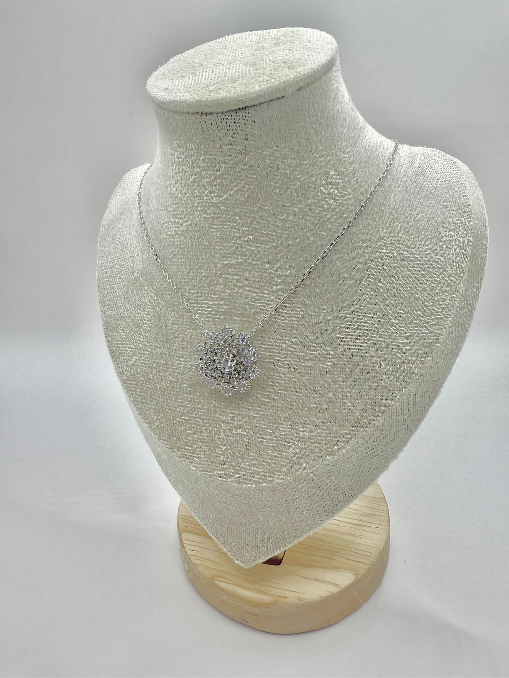 Collana fiore lavorato con zirconi in argento 925