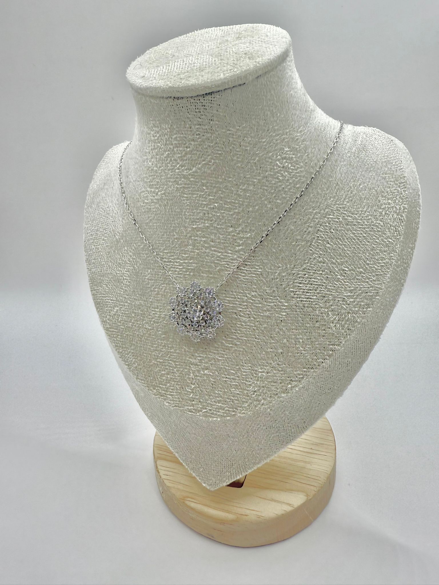 Collana fiore lavorato con zirconi in argento 925