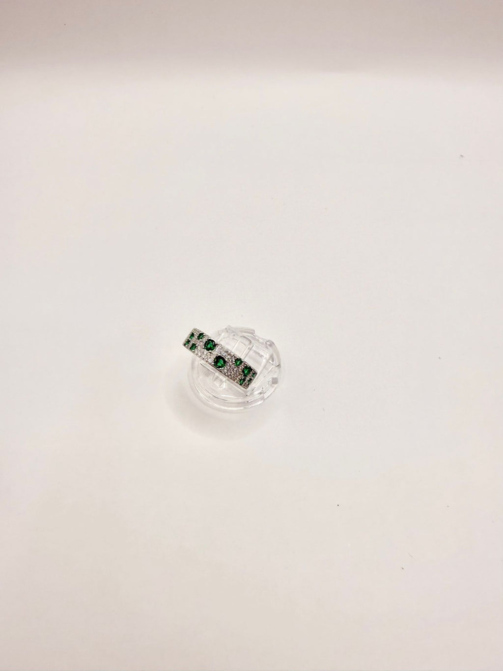 Anello fascia con smeraldo verde e zirconi in argento 925