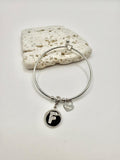 Bracciale in acciaio con pendente lettera: F