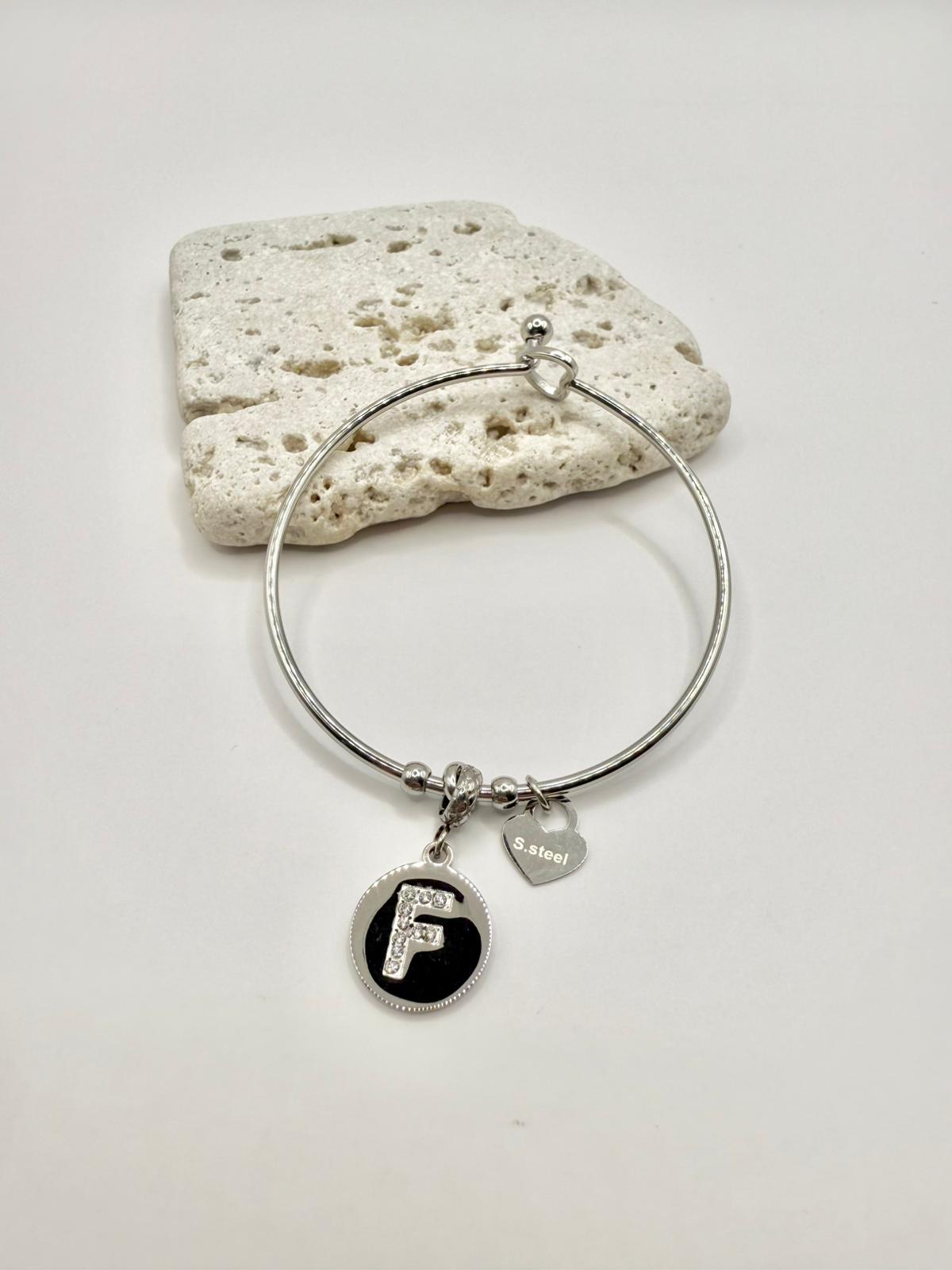 Bracciale in acciaio con pendente lettera: F