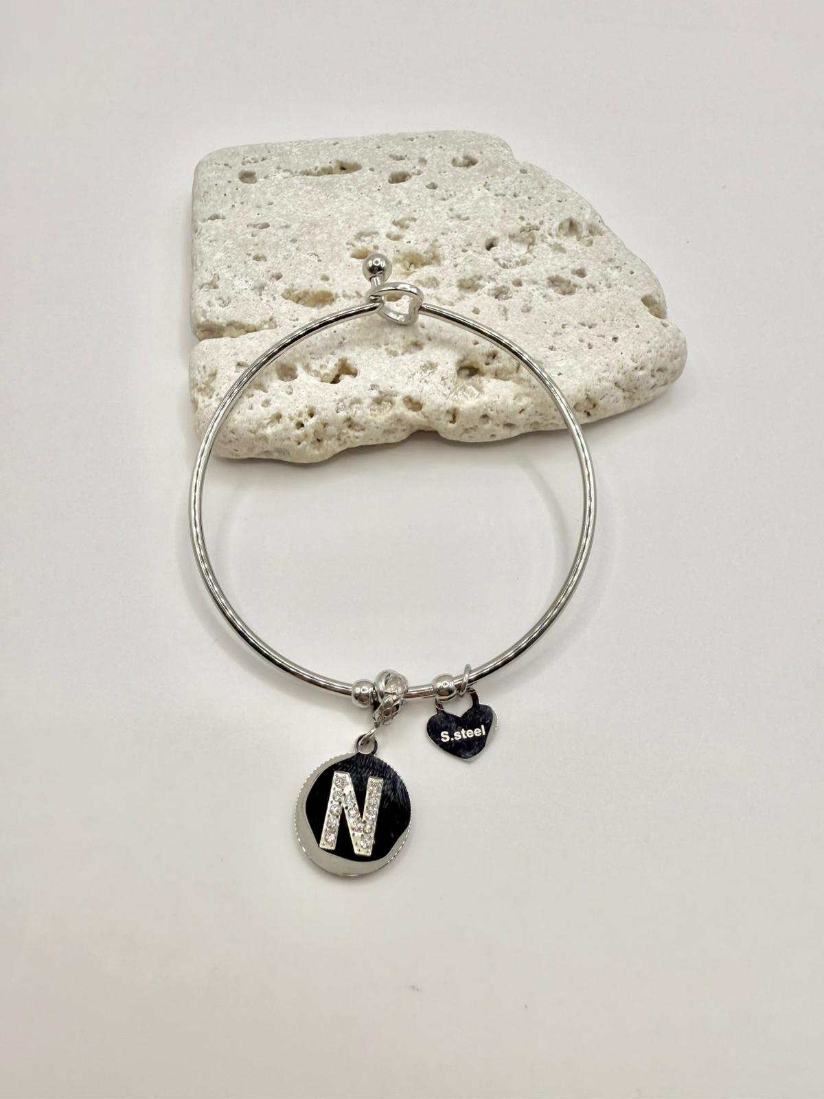 Bracciale in acciaio con pendente lettera: N