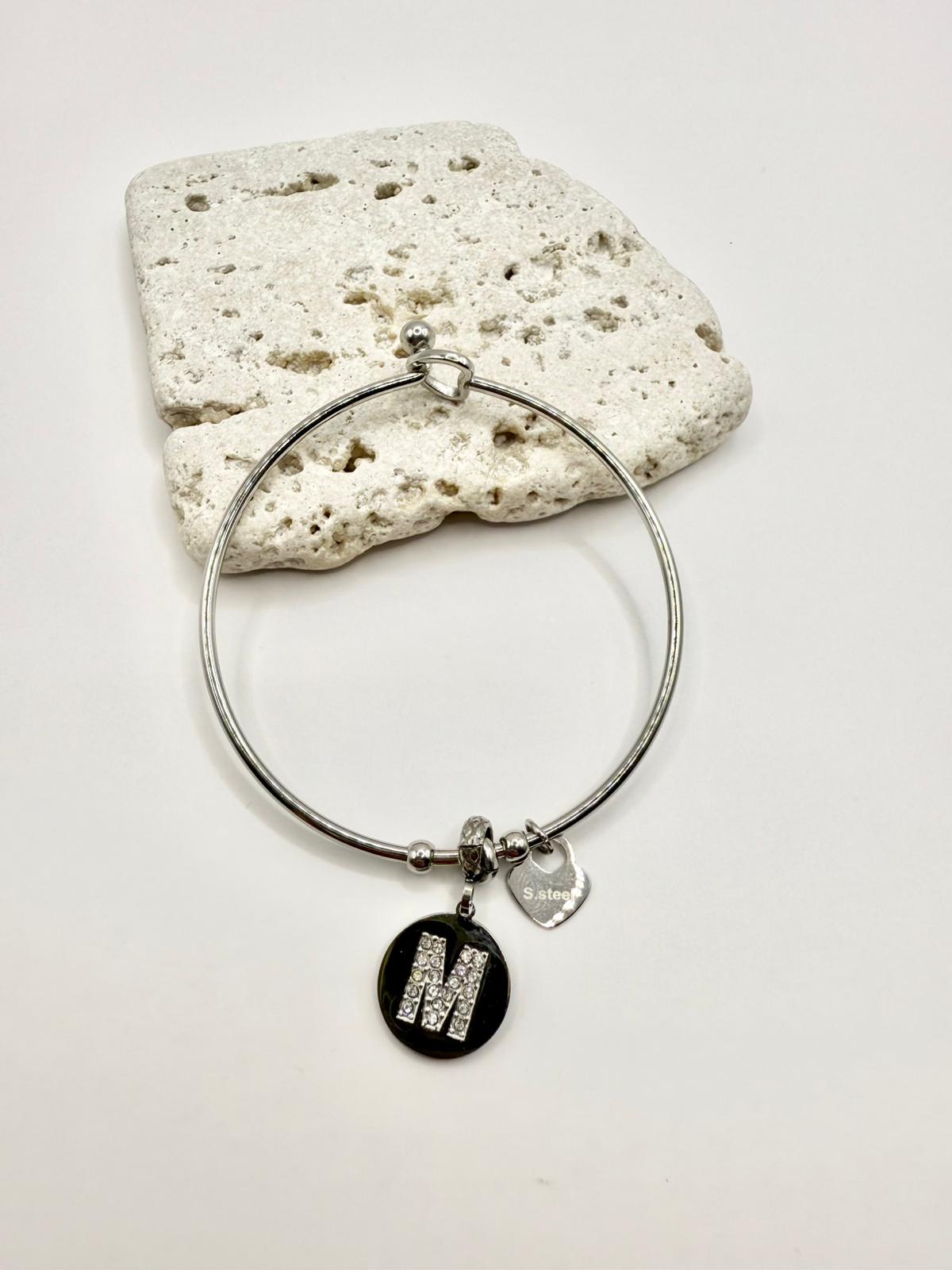 Bracciale in acciaio con pendente lettera: M