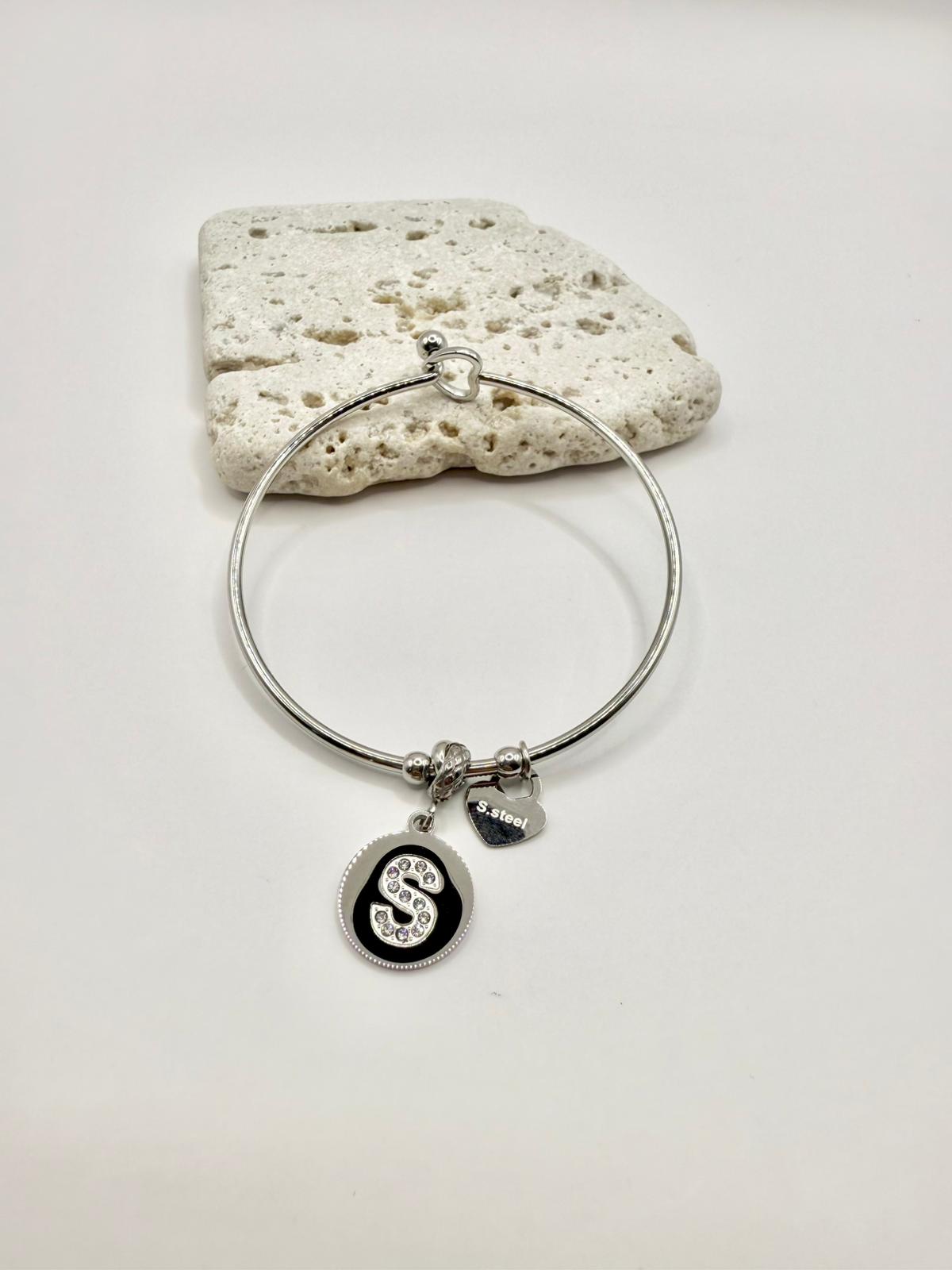 Bracciale in acciaio con pendente lettera: S