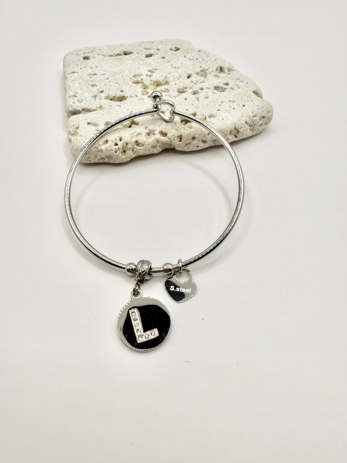 Bracciale in acciaio con pendente lettera: L
