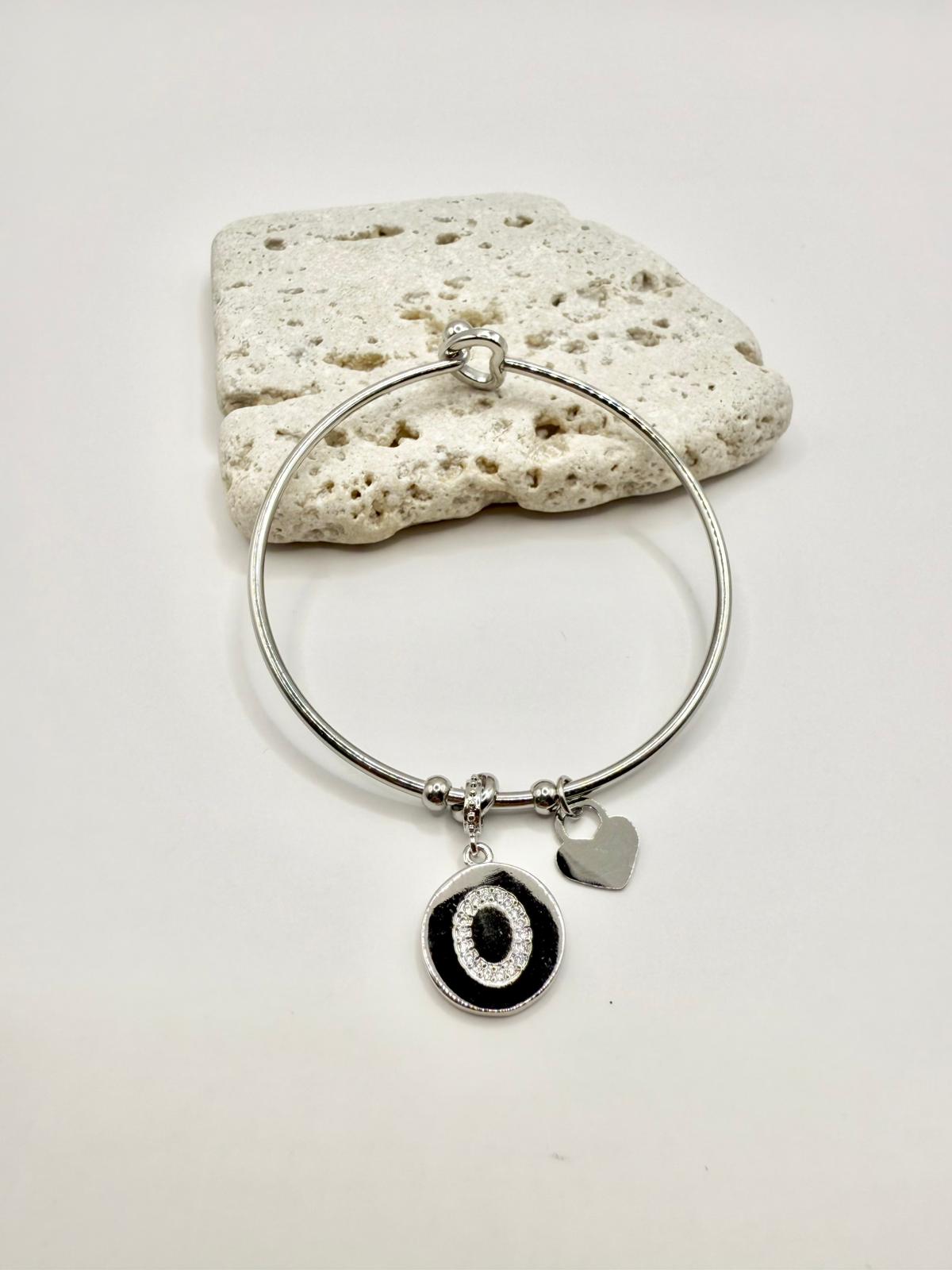 Bracciale in acciaio con pendente lettera: O