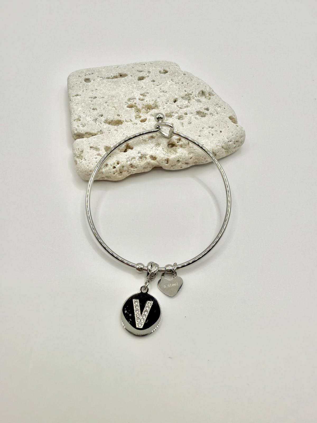 Bracciale in acciaio con pendente lettera: V