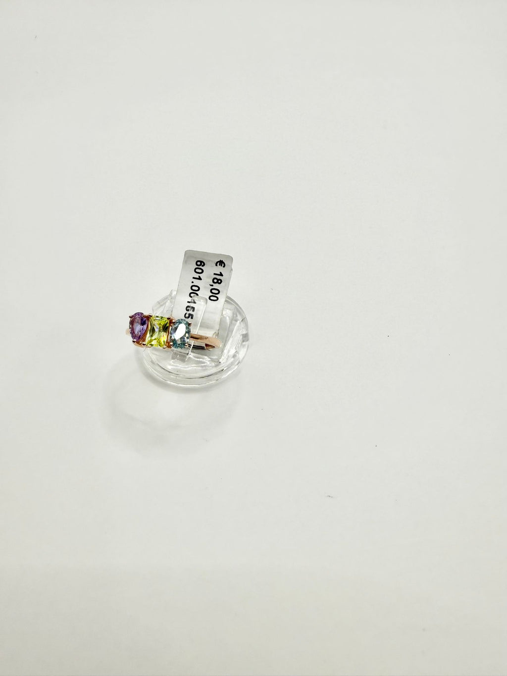 Anello con montatura color roro e pietre multicolor